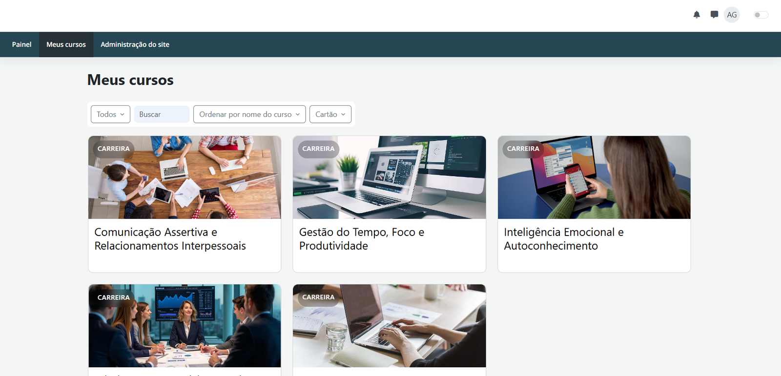 Painel de um ambiente Moodle já configurado com cursos e progresso dos alunos
